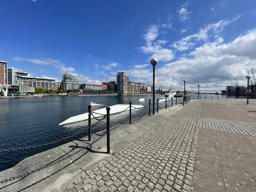Lot: 151 - ONE-BEDROOM APARTMENT WITH WATERSIDE VIEWS - General view of the Dockside